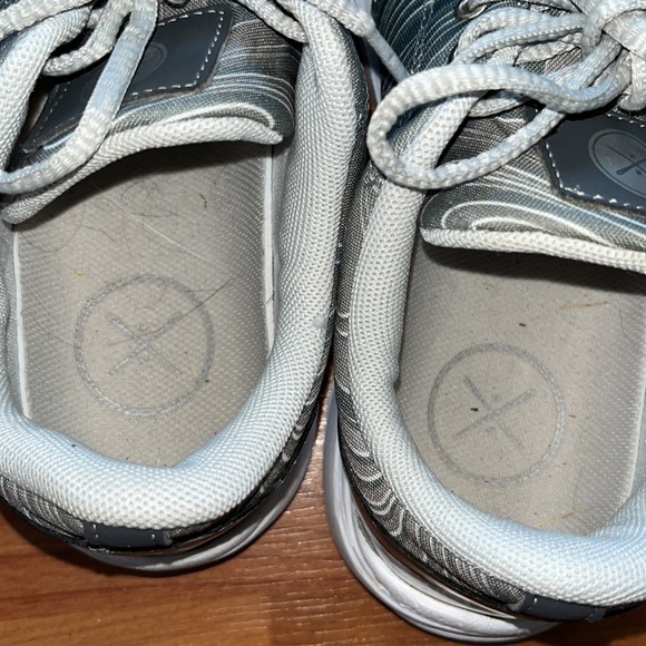 Stylish Gray Women's Sneakers - Picture 6 of 8